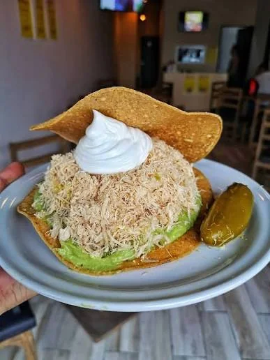 Tostada especial estilo Siberia acompañada de chile