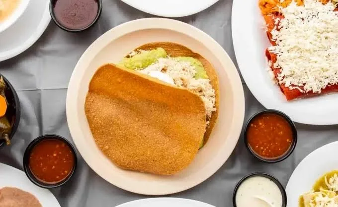 Platillos estilo Siberia servidos con salsas
