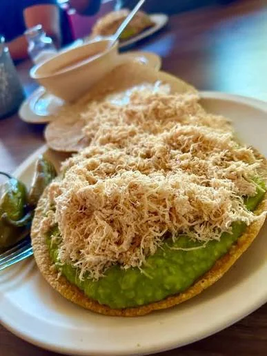 Tostada estilo Siberia con pollo, aguacate y crema